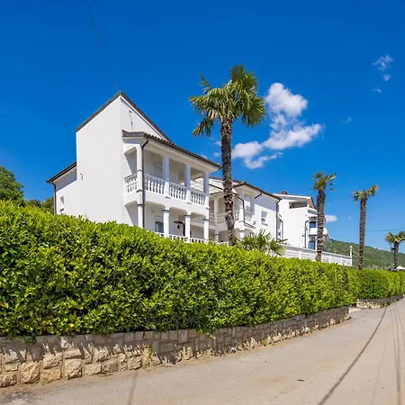 Apartman Garden With Pool