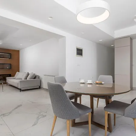 Garden With Pool アパート *