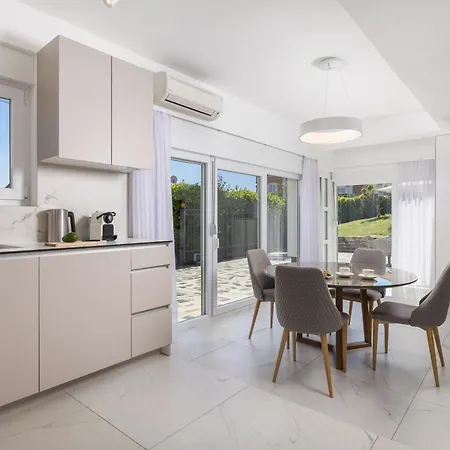 Garden With Pool オパティヤ