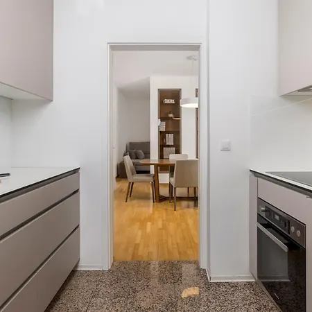 Garden With Pool アパート オパティヤ