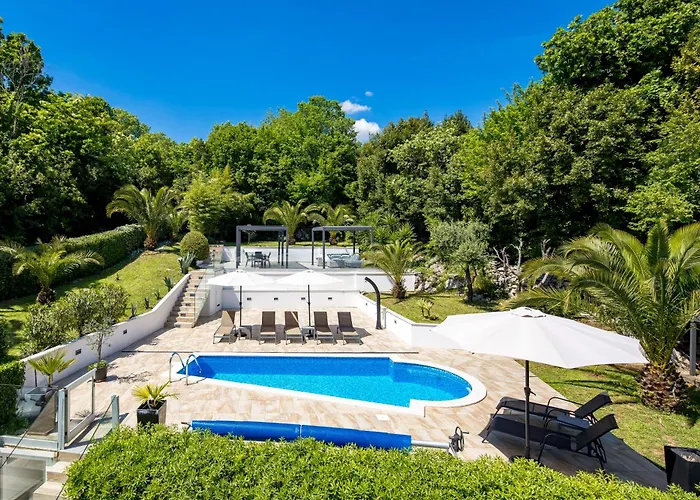 Garden With Pool * أوباتيا