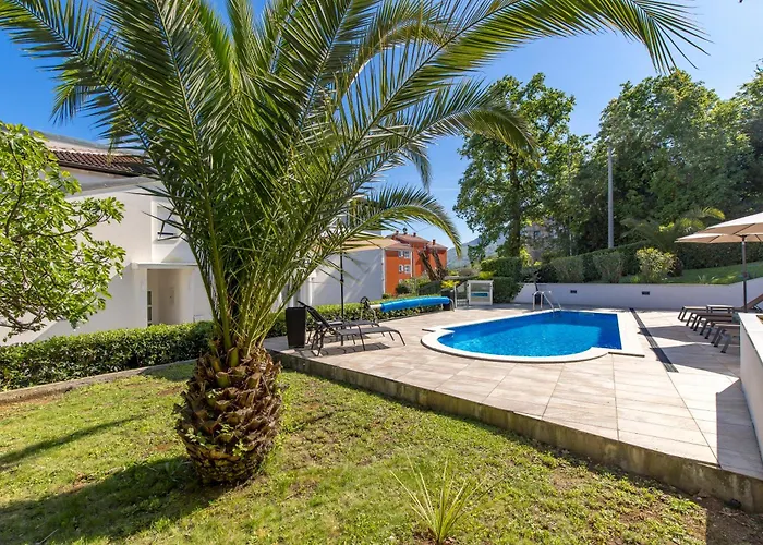 Garden With Pool شقة