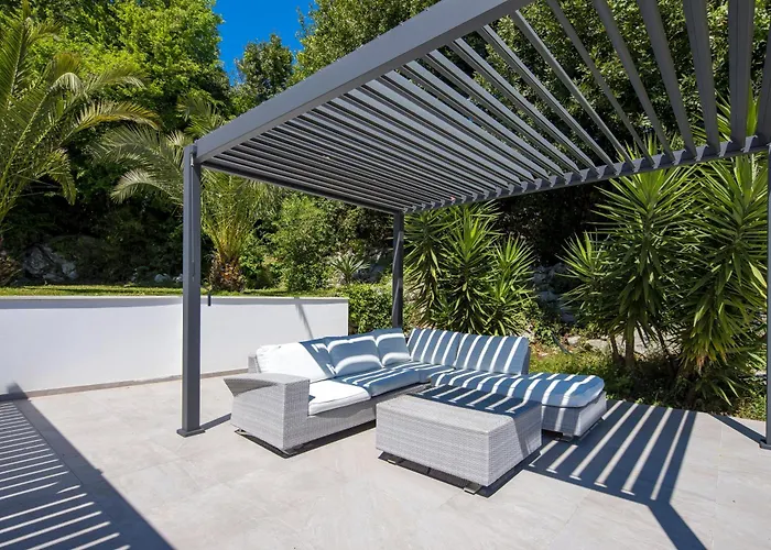 Garden With Pool * أوباتيا