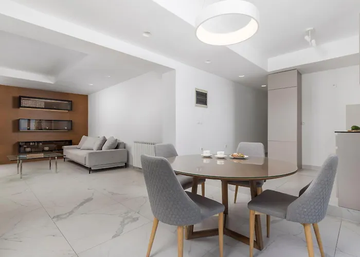 Garden With Pool شقة *