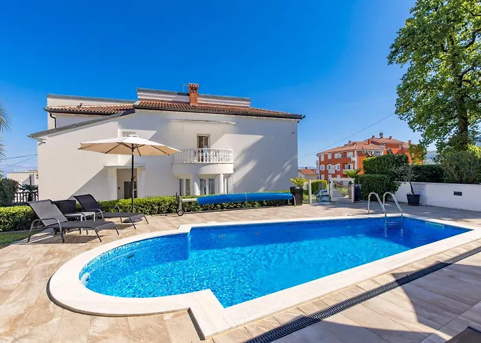 Garden With Pool * أوباتيا