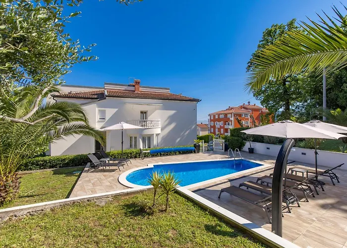 Garden With Pool شقة *