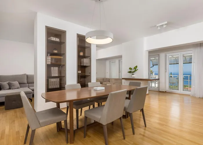 Garden With Pool أوباتيا