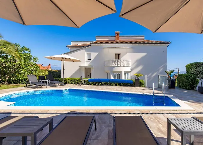 Garden With Pool * أوباتيا