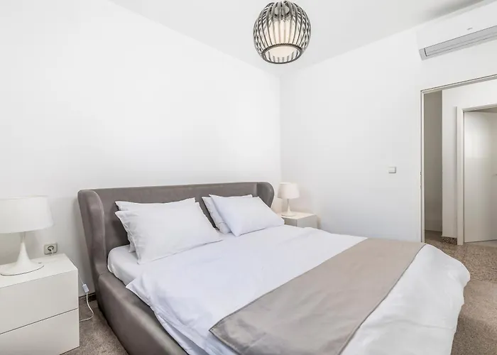 Garden With Pool شقة *