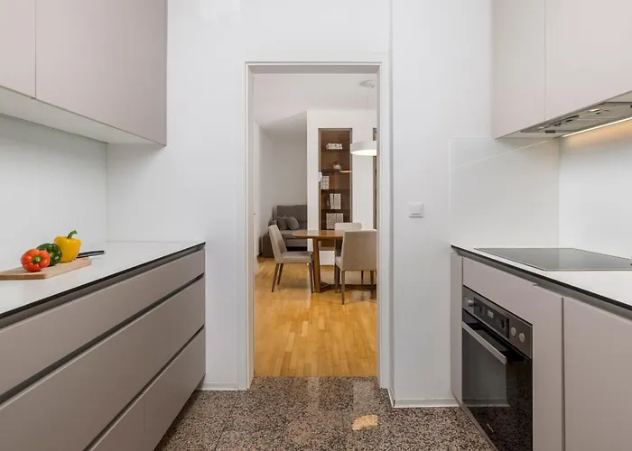 Garden With Pool شقة أوباتيا