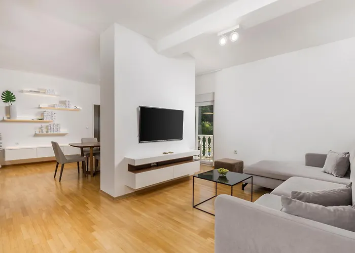 Garden With Pool شقة *