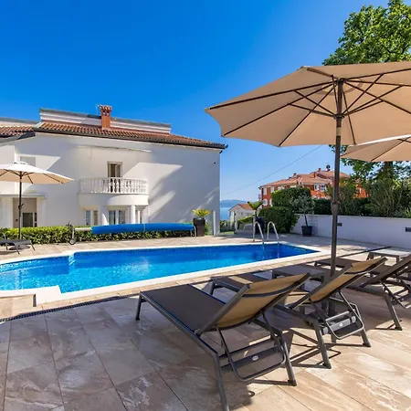 Garden With Pool Apartment *