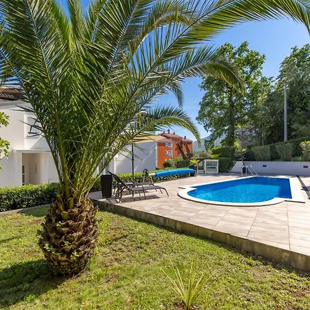 Garden With Pool Apartmán