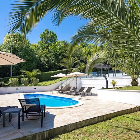 Garden With Pool *