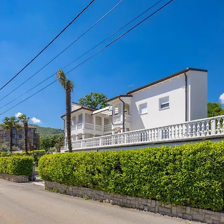 Garden With Pool Apartmán