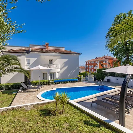 Garden With Pool Apartment *