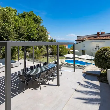 Garden With Pool Apartment