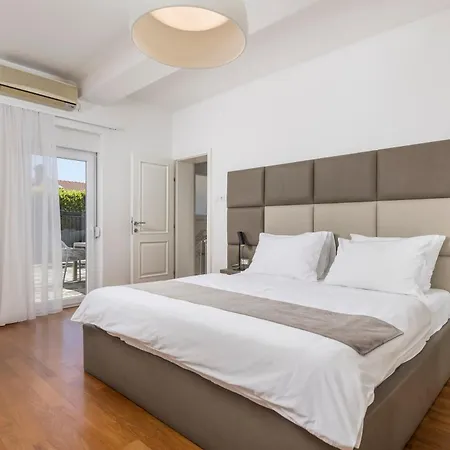 Apartment Garden With Pool *