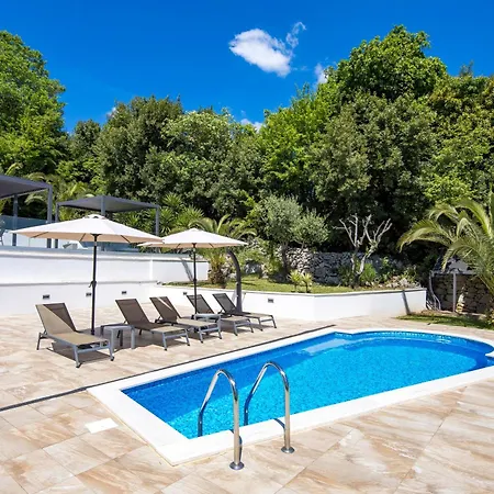 Garden With Pool Apartmán