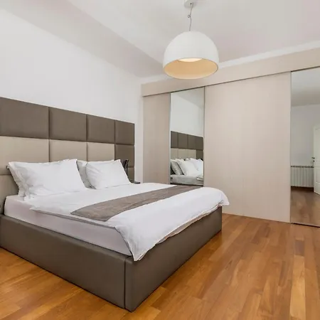 Apartmán Garden With Pool