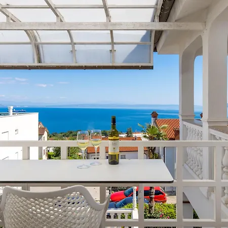 Apartmán Garden With Pool