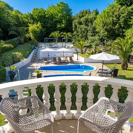 Apartment Garden With Pool Opatija