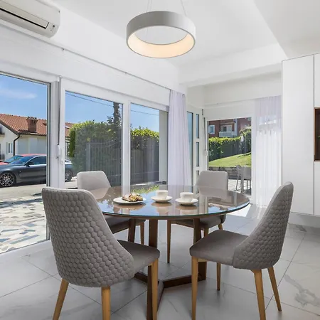 Garden With Pool Apartmán