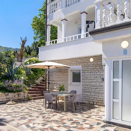 Garden With Pool Apartment *