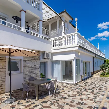 Garden With Pool Apartmán