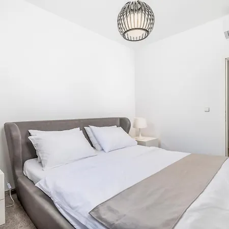 Garden With Pool Apartment *