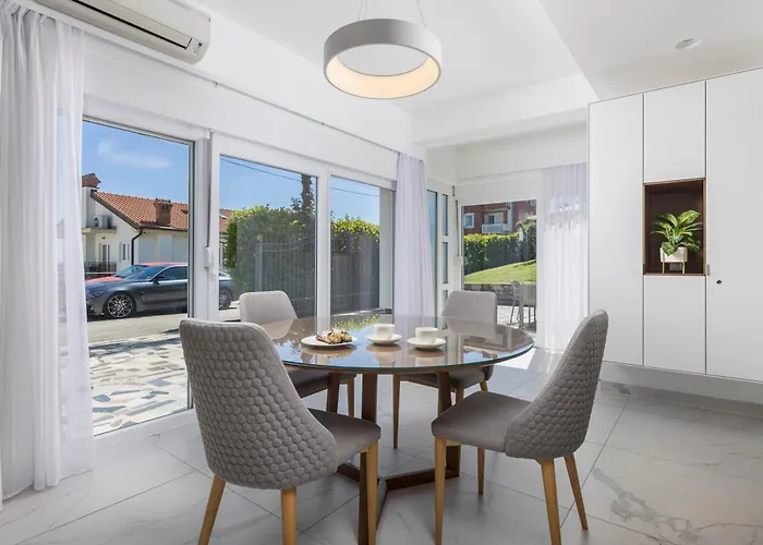 Garden With Pool Lejlighed