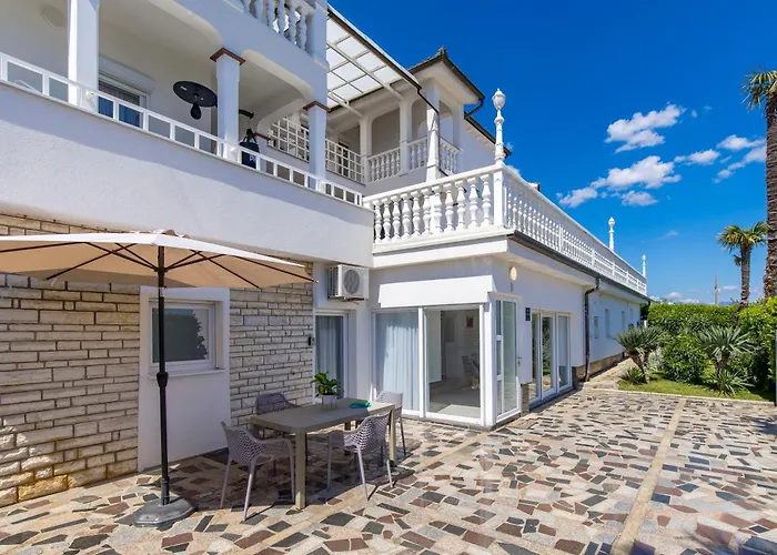 Garden With Pool Lejlighed