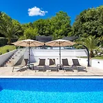 Apartman Garden With Pool