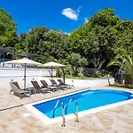 Garden With Pool Apartman